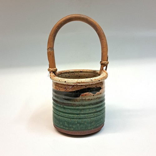 Click to view detail for #231025 Basket, Green/Tan with Wooden Handle $18